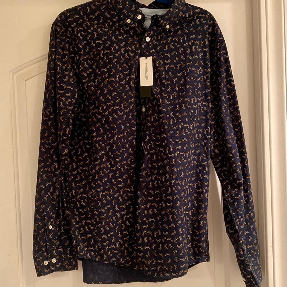 Go bananas! Men’s Banana Republic slim- fit button down navy patterned shirt.